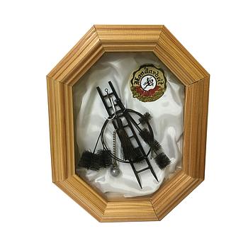 Miniaturwerkzeug hinter Glas
mit 8- eckigem Holzrahmen
23x18 cm zum Aufhängen